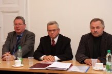  Od lewej: przewodniczący Sejmowej Komisji Rolnictwa, poseł Leszek Korzeniowski, wicemarszałek Adam Stach i przewodniczący sejmikowej Komisji Rolnictwa i Terenów Wiejskich Alfred Brudny 