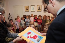  Dzieci zaprezentowały prace, które przygotowały po wrześniowej wizycie marszałka w przedszkolu. 
