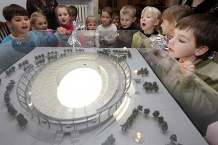  Dzieci zwiedziły Gmach Sejmu Śląskiego. Tu przy makiecie chorzowskiego stadionu. 