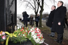  Pod pomnikiem obecni byli m.in. członek Zarządu Mariusz Kleszczewski i Wojewoda Śląski Zygmunt Łukaszczyk 