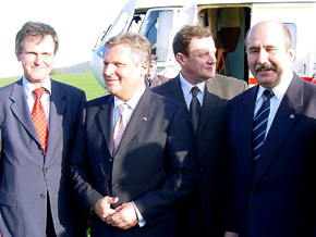 Od lewej: Wojewoda Śląski Lechosław Jarzębski, Prezydet RP Aleksander Kwaśniewski, Marszałek Województwa Śląskiego Michał Czarski oraz Prezydent Bielska-Białej Jacek Krywult 