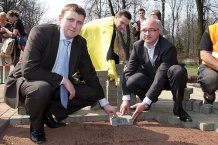  Marcin Michalik - dyrektor Gabinetu Marszałka i Andrzej Kotala, prezesowi WPKiW dołożyli kostkę do remontowanego chodnika 