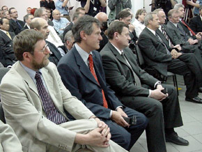  Spotkanie w Fiat GM Powertrain Polska. Od lewej: poseł Zbyszek Zaborowski, Wojewoda Lechosław Jarzebski oraz Marszałek  Michał Czarski 