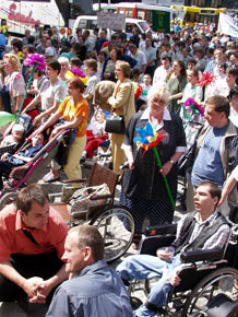  Niepełnosprawni zebrani na Placy Sejmu Śląskiego 