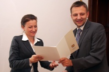  Podziękowania z rąk Marcina Stolarza szefa Biura ds. Przygotowania EURO 2012 odbiera Agnieszka Otte 
