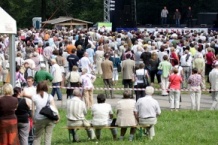  Licznie zgromadzona publiczność bawiła się przy występach zespołów muzycznych i folklorystycznych  