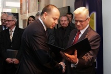  Wiceprezydent Katowic Arkadiusz Godlewski odbiera nagrodę za budowę strażnicy w Katowicach - Szopienicach 