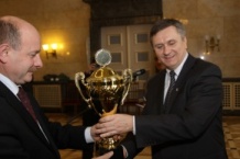  Puchary wręczył członek Zarządu Województwa Mariusz Kleszczewski 