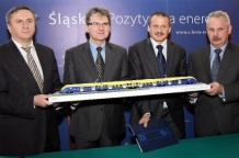  Od lewej czlonek Zarzadu Mariusz Kleszczewski, marszałek Bogusław Śmigielski, prezes PESA Bydgoszcz S.A. Tomasz Zaboklicki i Dyrektor Marketingu i Rozwoju Jerzy Berg. 