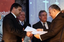  Certyfikat odbiera Jerzy Dwornicki - dyrektor browaru w Żywcu 