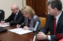  Umowę w obecności Marszałka Województwa Śląskiego Bogusława Śmigielskiego podpisali prezesi WFOŚiGW Gabriela Lenartowicz i WPKiW Andrzej Kotala. 