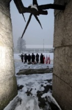  W miejscach pamięci na terenie miasta Oświęcim oddano hołd ofiarom hitlerowskiego terroru. Na zdjęciu pomnik pomordowanych w obozie Auschwitz Buna Monowice 