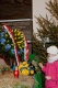  Złożenie kwiatów przed tablicą upamiętniającą ofiary przymusowych wywózek i represji / fot. BP Tomasz Żak 