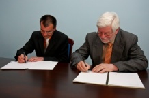  Umowę podpisali Bogdan Kuboszek z chorzowskiego skansenu oraz dyrektor muzeum w Rożnowie pod Radhostem Vitezslav Koukal 