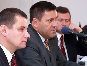  Od lewej: Wiceprzewodniczący sejmowej Komisji Infrastruktury Jerzy Polaczek, Przewodniczący Komisji Janusz Piechociński i Marszałek Województwa Michał Czarski. 