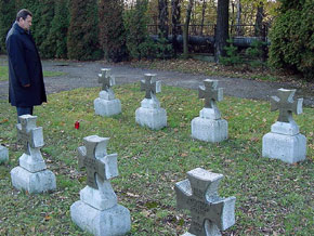  Chwila zadumy nad bezimiennymi mogiłami na Cmentarzu Garnizonowym w Katowicach 