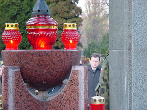  Przed Pomnikiem Nagrobnym Żołnierzy Organizacji Niepodległościowych pomordowanych w latach 1945 – 1956 – Cmentarz w Panewnikach 
