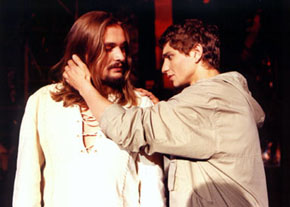  Od lewej: Maciej Balcar w roli Jezusa i Janusz Radek- laureat 'Zlotej Maski' w roli Judasza, w rock-operze 'Jesus Christ Superstar'. 