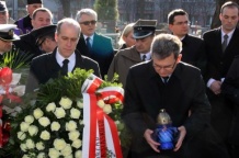  W imieniu Samorządu Województwa kwiaty złożyli marszałek Adam Matusiewicz i przewodniczący Sejmiku Bogusław Śmigielski 