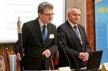  Wspólną Sesję poprowadzili Przewodniczący Sejmiku Województwa Śląskiego Bogusław Śmigielski oraz Bogusław Wierdak – Przewodniczący Sejmiku Województwa Opolskiego. 