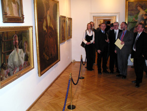  Goście zwiedzili ekspozycję malarstwa polskiego. 