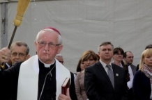  Arcybiskup Damian Zimoń poświęcił plac budowy 