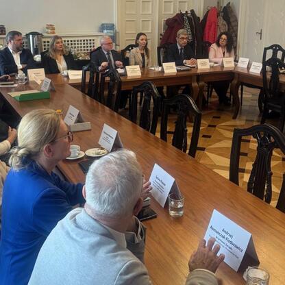 Śląskie Rada Edukacji omawia doradztwo zawodowe i nowoczesne metody nauczania. (wygenerowano przez AI)