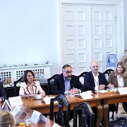 Śląskie Education Council Meeting: Representatives from various institutions gather for discussions on digital competencies in schools. (wygenerowano przez AI)