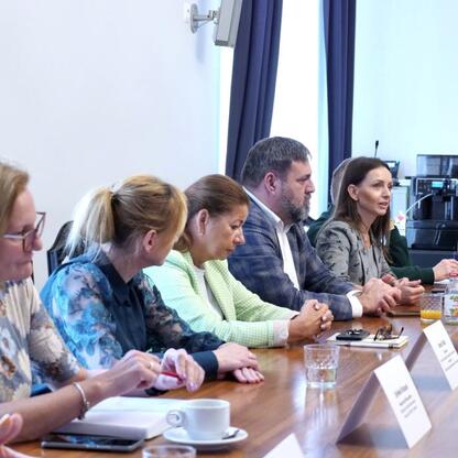 Grupa uczestników wzięła udział w dyskusji na V posiedzeniu Śląskiej Rady Edukacji, omawiając problemy związane z edukacją cyfrową i systemowym podejściem do nauczania. (wygenerowano przez AI)