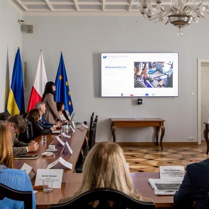 Formalna sesja edukacyjna w Śląskim Radzie Edukacji, skupiająca się na cyfrowych kompetencjach szkolnych. (wygenerowano przez AI)