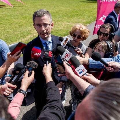 Mężczyzna w garniturze omawia partnerstwo TAURON z Parkiem Śląskim. (wygenerowano przez AI)