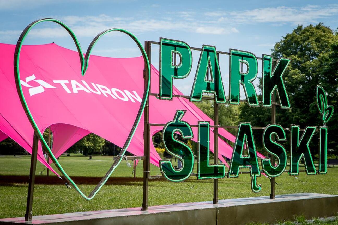 Park Śląski: TAURON nowym tytularnym sponsorem, podpisując umowę o współpracy ekologicznej. (wygenerowano przez AI)