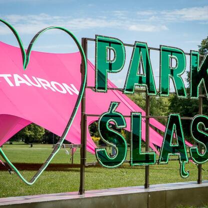 TAURON Park Śląski: nowy sponsor tytularny, zrównoważony rozwój i ekologia. (wygenerowano przez AI)