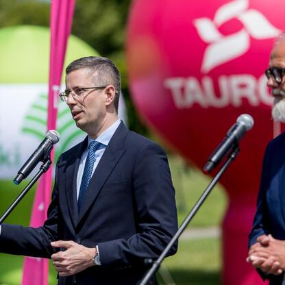 Podczas konferencji prasowej TAURON sponsor tytularnym Parku Śląskiego. (wygenerowano przez AI)