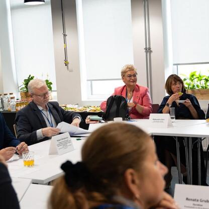 Panel dyskusyjny podczas VI posiedzenia Śląskiej Rady Edukacji, gdzie przedstawiciele edukacji i samorządu omawiają przyszłość polskiej edukacji. (wygenerowano przez AI)