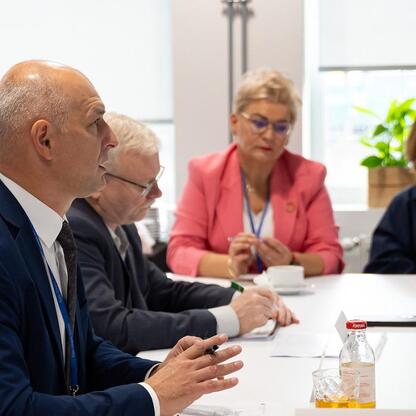 W czasie VI sesji Śląskiej Rady Edukacji podczas Śląskiego Kongresu Oświaty uczestnicy dyskutują o edukacji przedszkolnej, prezentując wyniki badań i rozwijając strategie dla przyszłości edukacji. (wygenerowano przez AI)
