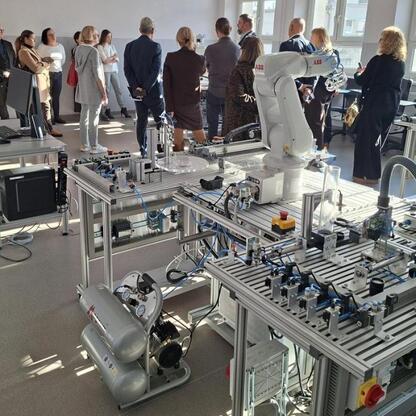 Członkowie Śląskiego Edukacyjnego Rady odwiedzają Rybnik, obserwując nowoczesne laboratoria robotyki i automatyki. (wygenerowano przez AI)