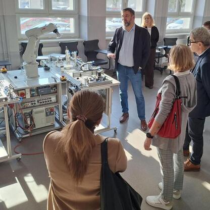 Członkowie Sileskiego Edukacyjnego Rady odwiedzają Rybnicki Techniczny Zespół Szkół, omawiając nowoczesne technologie i strategie rozwoju edukacji. (wygenerowano przez AI)