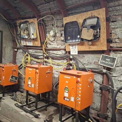 Nowoczesne laboratoria VR i robotyki w Zespole Szkół Technicznych w Rybniku. (wygenerowano przez AI)