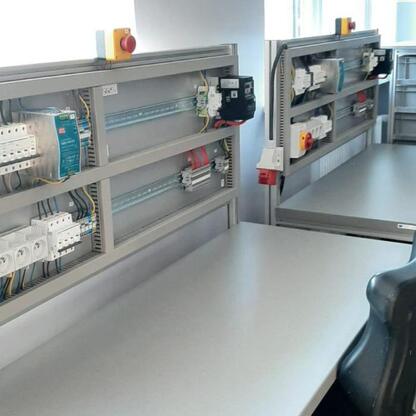 Nowoczesny laboratorium elektryczne w Zespole Szkół Technicznych w Rybniku. (wygenerowano przez AI)