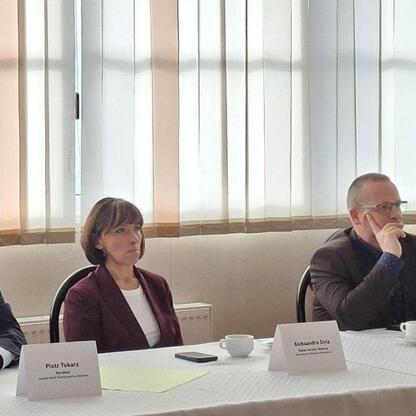 Śląskie Rada Edukacji omawia strategie społecznej odporności w Zespole Szkół Technicznych w Rybniku. (wygenerowano przez AI)