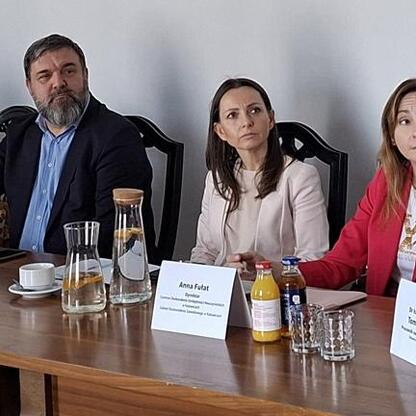Spotkanie VIII posiedzenia Śląskiej Rady Edukacji, omawiając wyniki badań nad zdrowiem psychicznym dzieci i młodzieży. (wygenerowano przez AI)