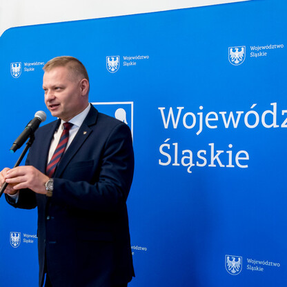 Przekazanie umówy partnerskich i porozumień o współpracy. fot. Tomasz Żaki / UMWS