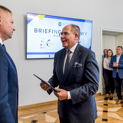 Przekazanie umówy partnerskich i porozumień o współpracy. fot. Tomasz Żaki / UMWS