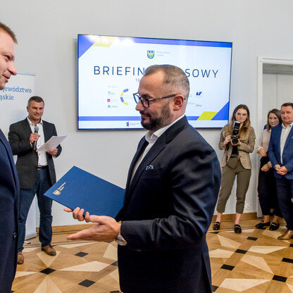 Przekazanie umówy partnerskich i porozumień o współpracy. fot. Tomasz Żaki / UMWS