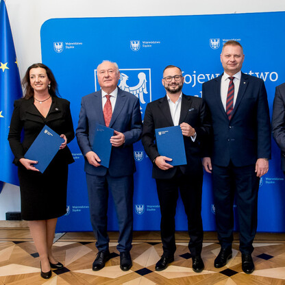 Przekazanie umówy partnerskich i porozumień o współpracy. fot. Tomasz Żaki / UMWS